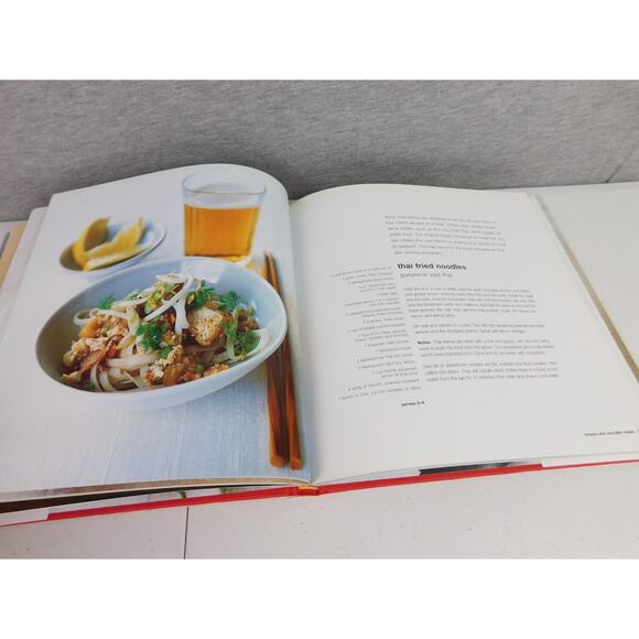 Vatch's Thai Kitchen Cookbook Vatcharin Bhumichiter 2005 - Picture 5 of 6